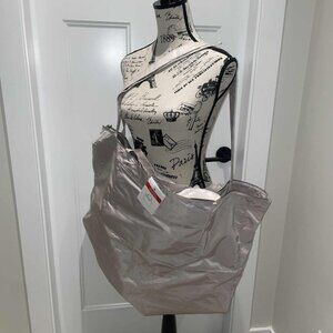 Lululemon Yogi Tote – NEW WITH TAG  Bold Blossoms Embossed Dune